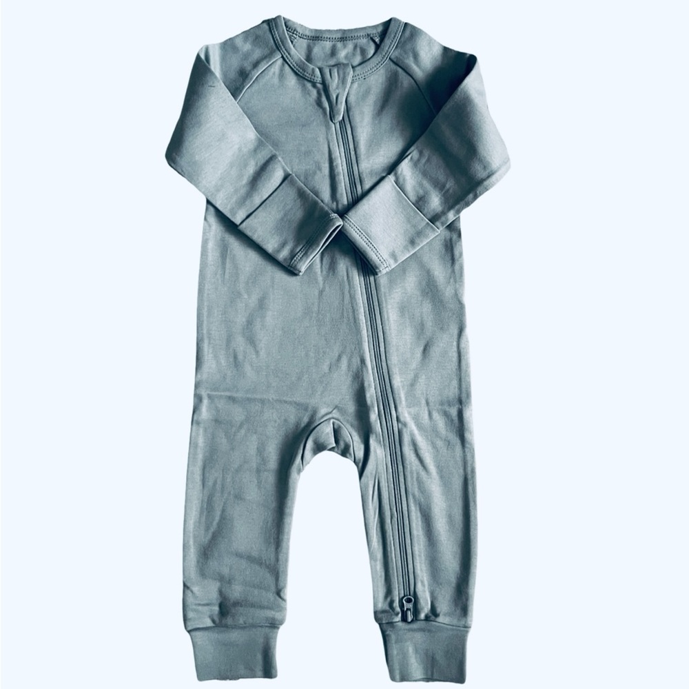 6-12M - Organic cotton two way zip romper.
